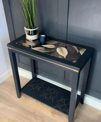 Baroque Elegance Side Table – Black and Gold Baroque Accent
