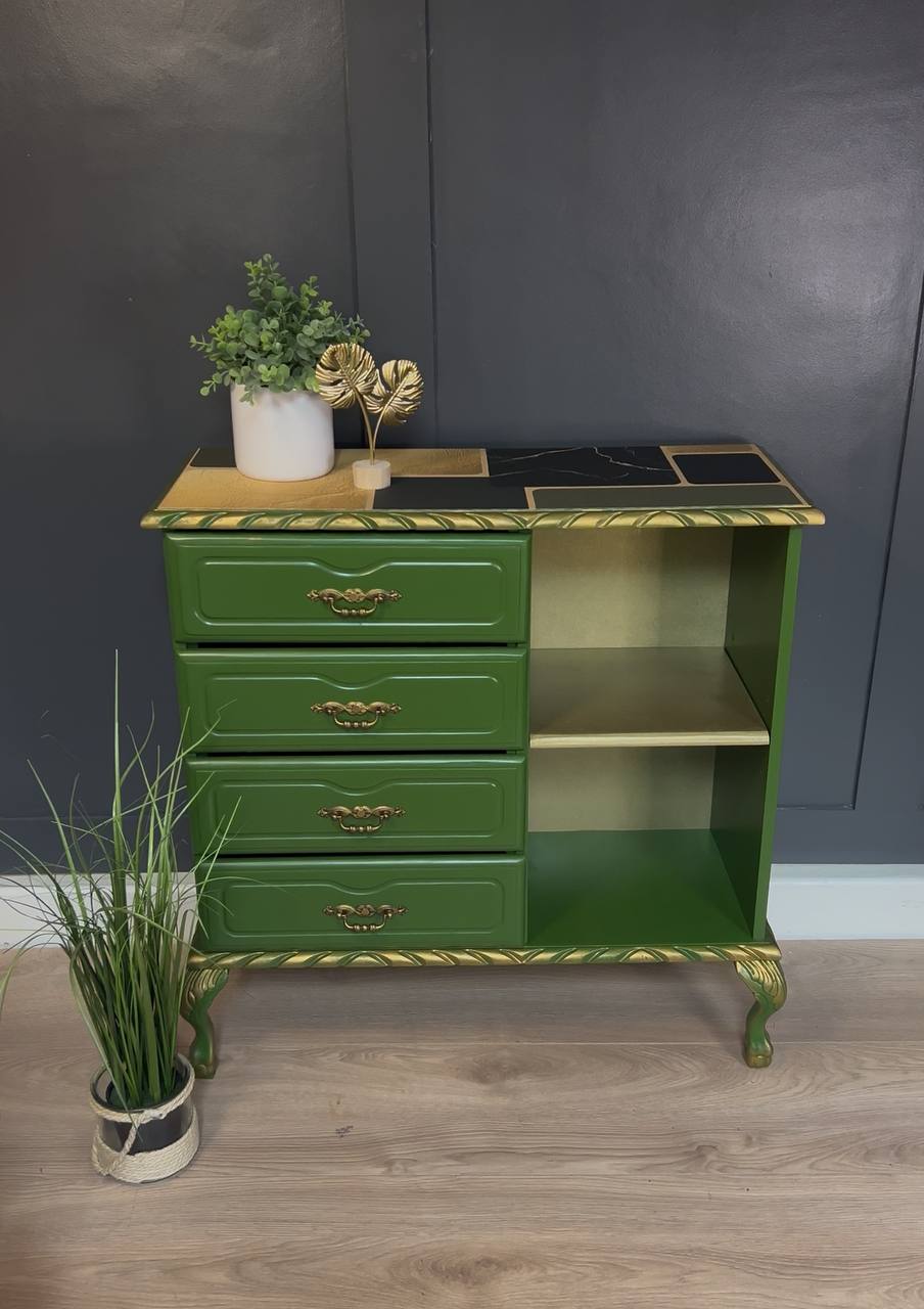 Sophisticated Green Console Table for Modern Interiors