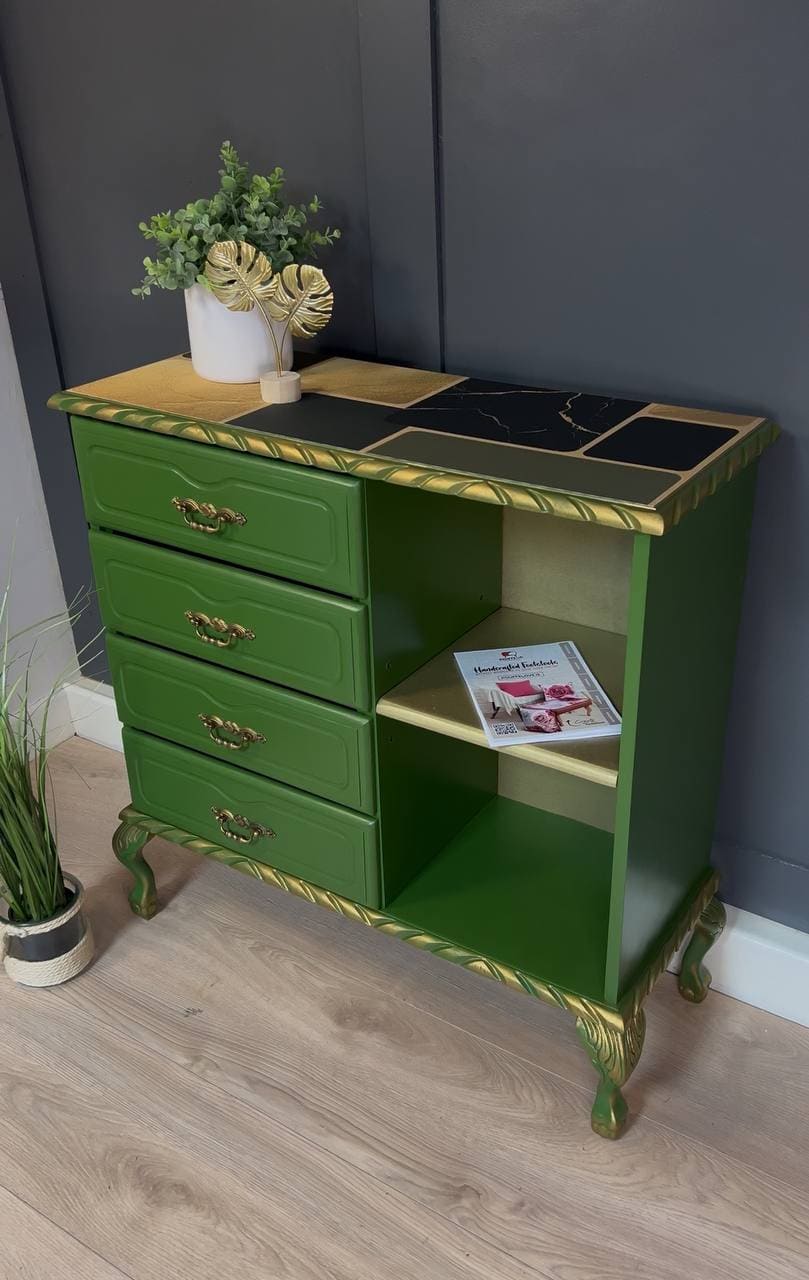 Sophisticated Green Console Table for Modern Interiors