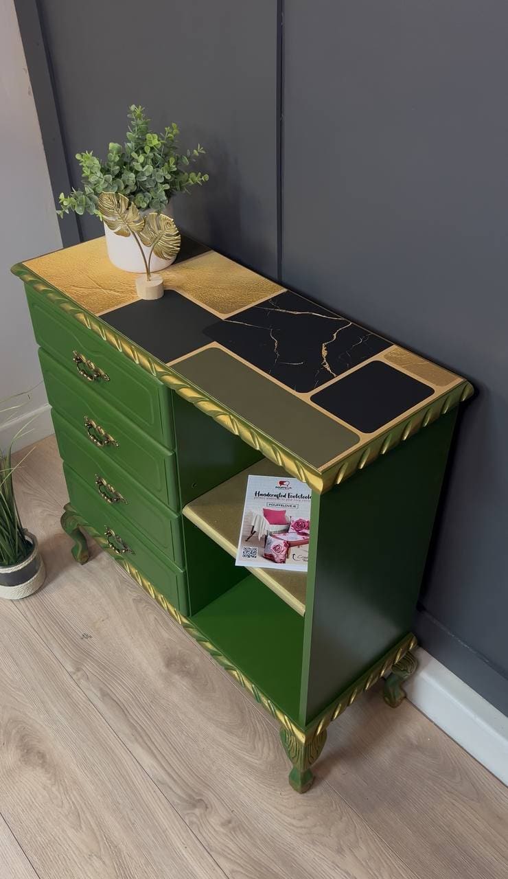 Sophisticated Green Console Table for Modern Interiors