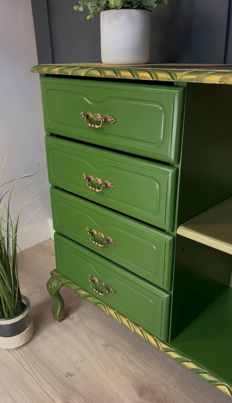 Sophisticated Green Console Table for Modern Interiors