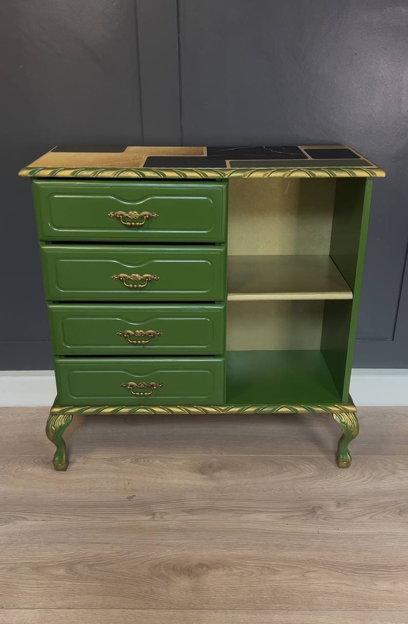 Sophisticated Green Console Table for Modern Interiors