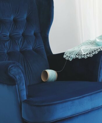 Midnight Regal Wingback Chair – Navy Velvet Scandinavian Uszak Lounge
