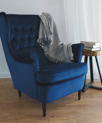 Midnight Regal Wingback Chair – Navy Velvet Scandinavian Uszak Lounge