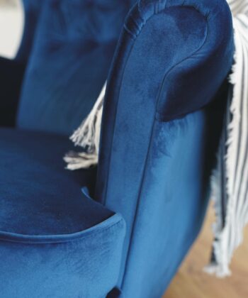 Midnight Regal Wingback Chair – Navy Velvet Scandinavian Uszak Lounge