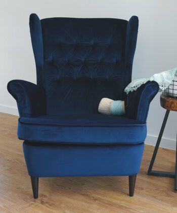Midnight Regal Wingback Chair – Navy Velvet Scandinavian Uszak Lounge