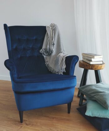 Midnight Regal Wingback Chair – Navy Velvet Scandinavian Uszak Lounge