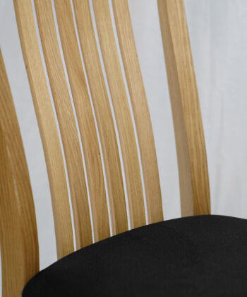 Timeless Oak Harmony Chair – Natural Dąb with Black Chenille Seat