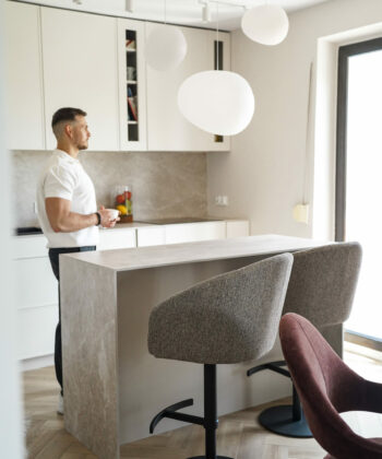 CASORIA Taupe Textured Fabric Swivel Bar Stool with Brushed Bronze Gold Pedestal (55 × 62 × 91-116 cm)
