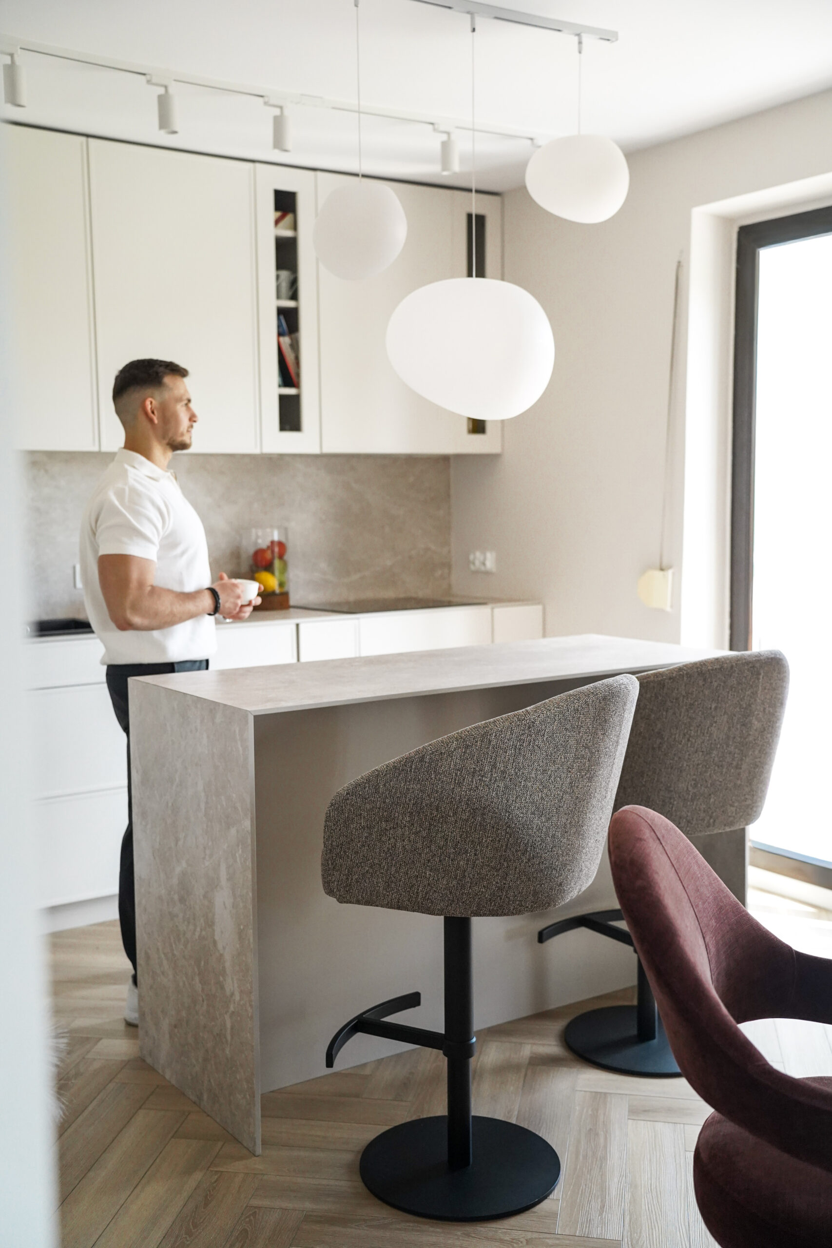 CASORIA Taupe Textured Fabric Swivel Bar Stool with Brushed Bronze Gold Pedestal (55 × 62 × 91-116 cm)