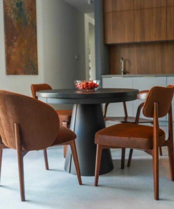 ALBEROBELLO Upholstered Dining Chair with Sculptural Solid Wood Legs (58 × 60 × 83 cm)