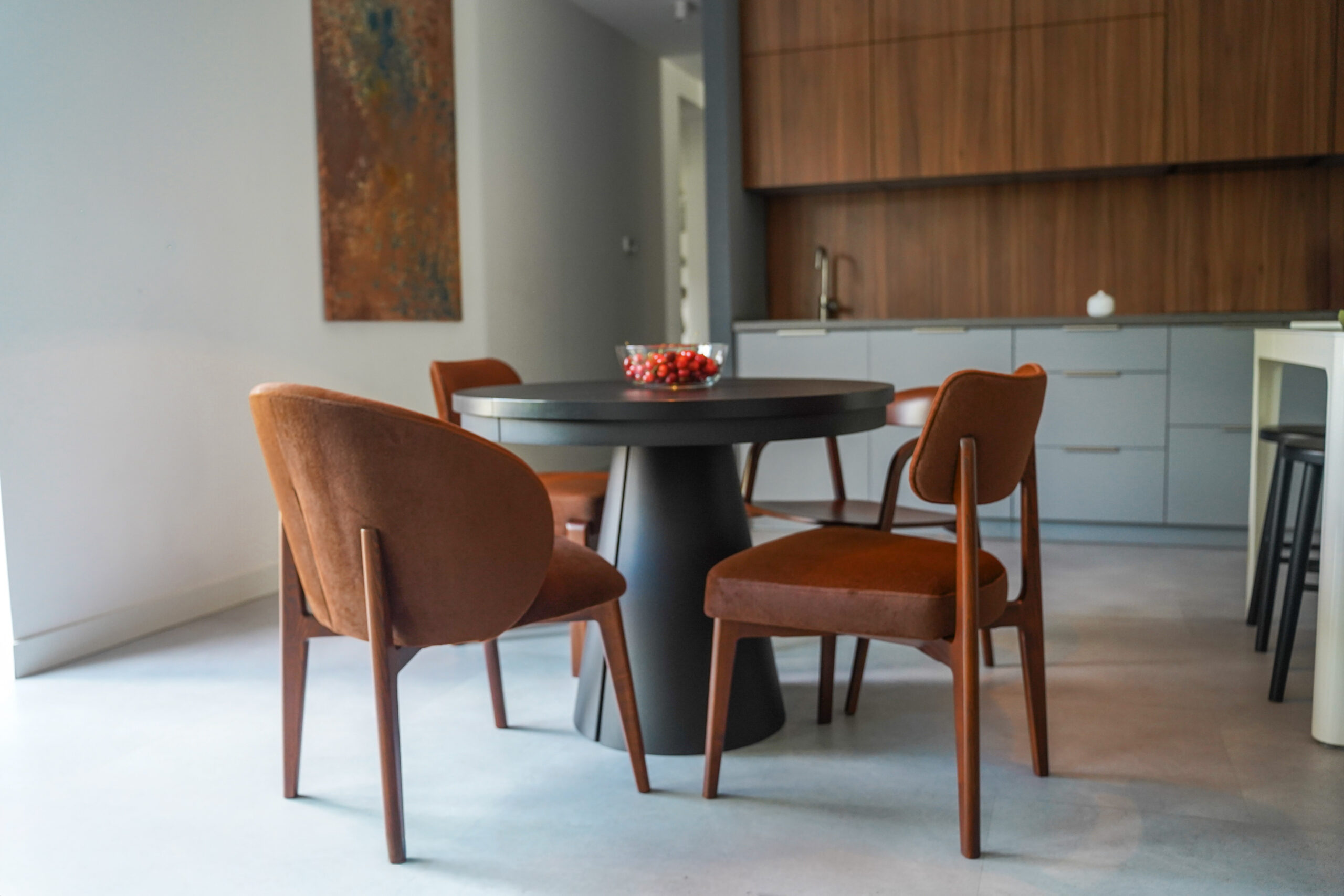 ALBEROBELLO Upholstered Dining Chair with Sculptural Solid Wood Legs (58 × 60 × 83 cm)