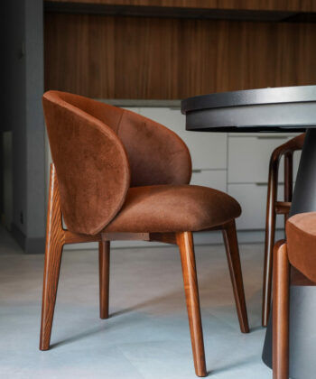 ALBEROBELLO Upholstered Dining Chair with Sculptural Solid Wood Legs (58 × 60 × 83 cm)