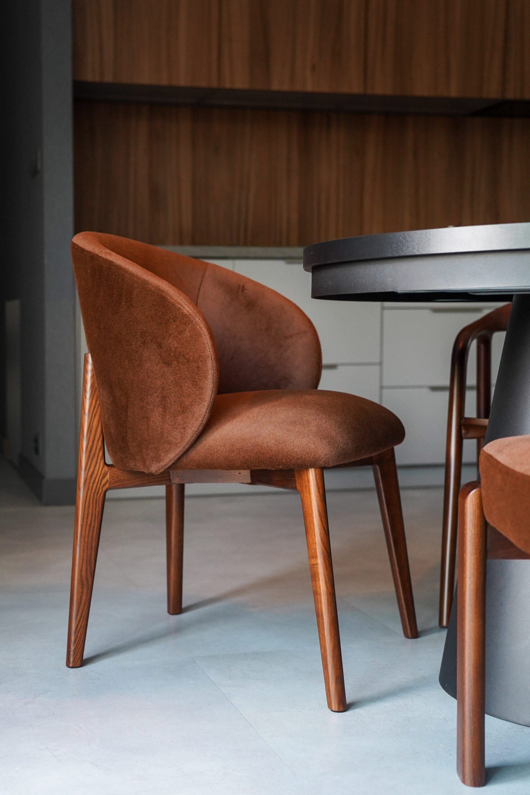 ALBEROBELLO Upholstered Dining Chair with Sculptural Solid Wood Legs (58 × 60 × 83 cm)
