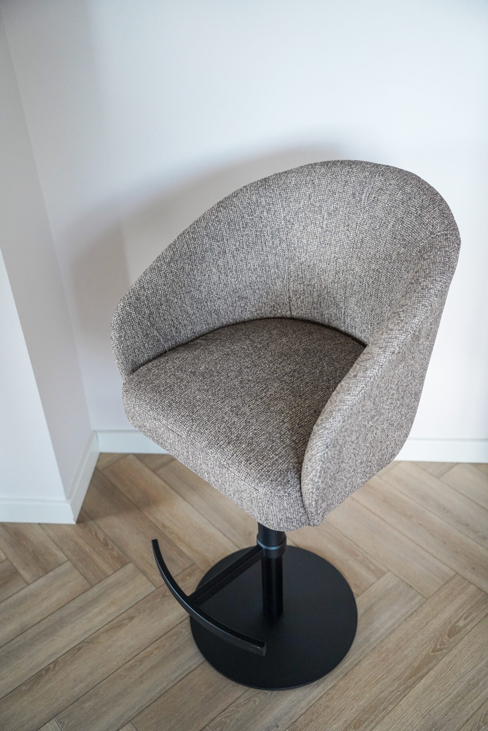 CASORIA Taupe Textured Fabric Swivel Bar Stool with Brushed Bronze Gold Pedestal (55 × 62 × 91-116 cm)