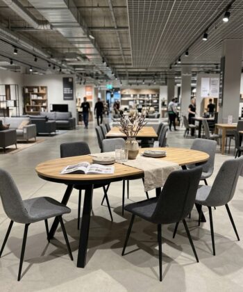 ASTORIA Natural Hickory Round Extending Dining Table with Matte Black Geometric Steel Frame (100-176 × 100 × 76 cm)