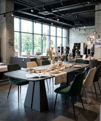TRENTINO Extending Oval Dining Table in Artisan Oak with Matte Black Geometric Base (100-176 × 100 × 76 cm)