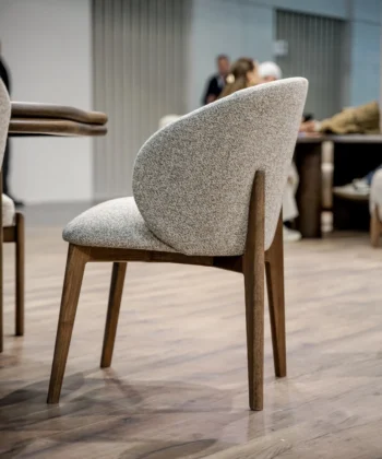 ALBEROBELLO Upholstered Dining Chair with Sculptural Solid Wood Legs (58 × 60 × 83 cm)