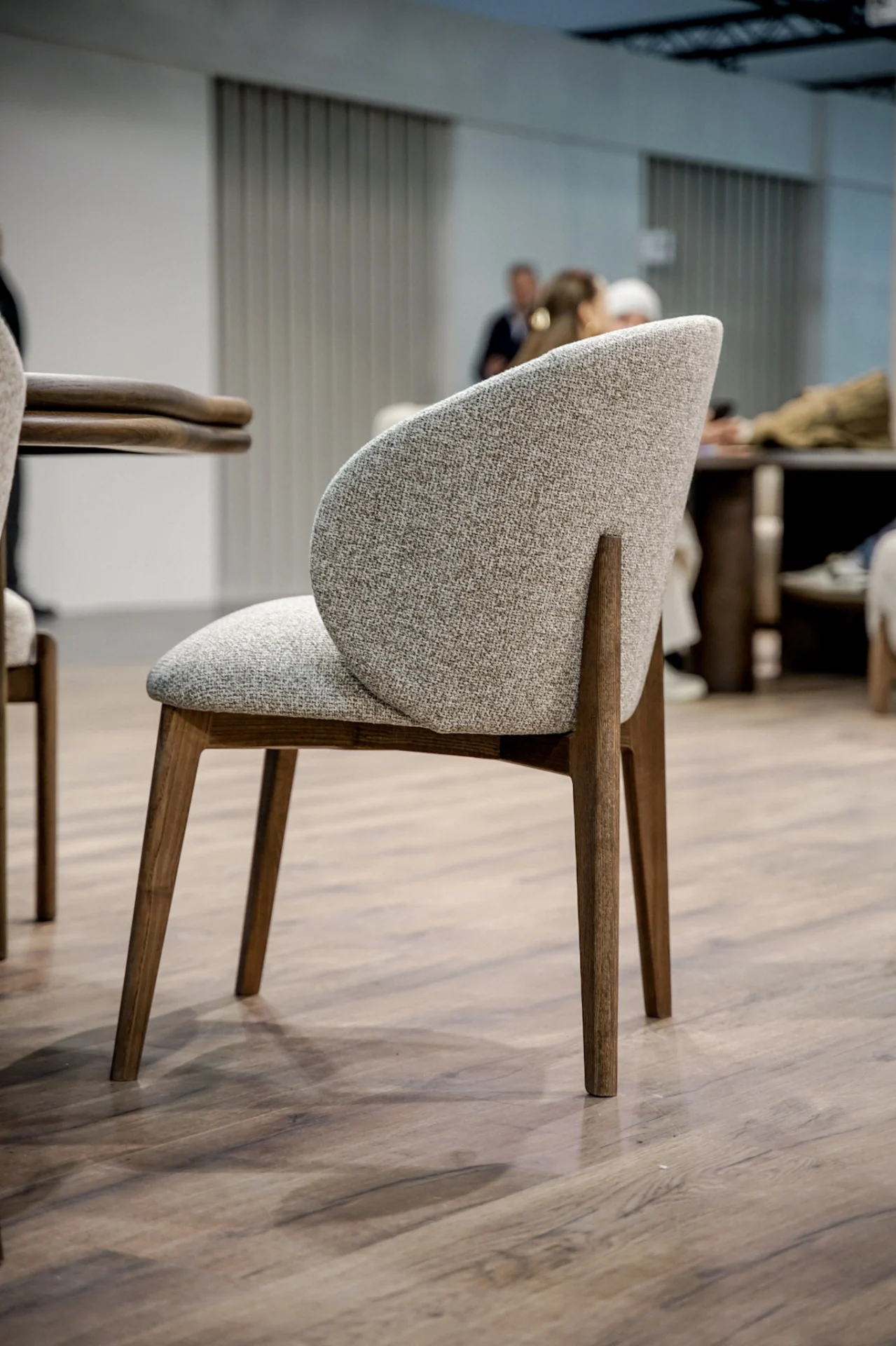 ALBEROBELLO Upholstered Dining Chair with Sculptural Solid Wood Legs (58 × 60 × 83 cm)