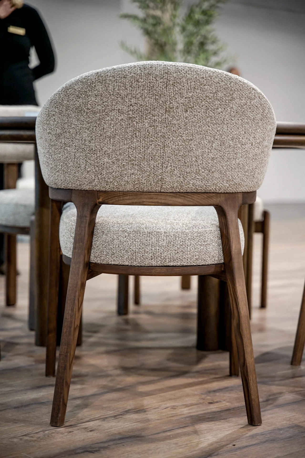 AMALFI Cream Textured Wave Dining Chair with Solid Walnut Frame (61 × 61 × 87 cm)