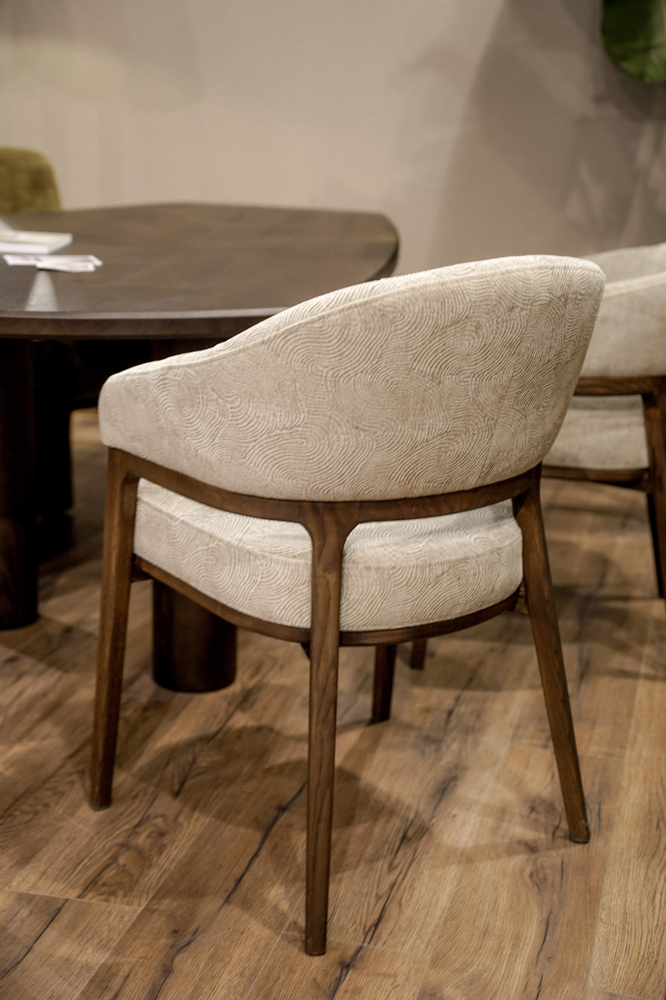 AMALFI Cream Textured Wave Dining Chair with Solid Walnut Frame (61 × 61 × 87 cm)