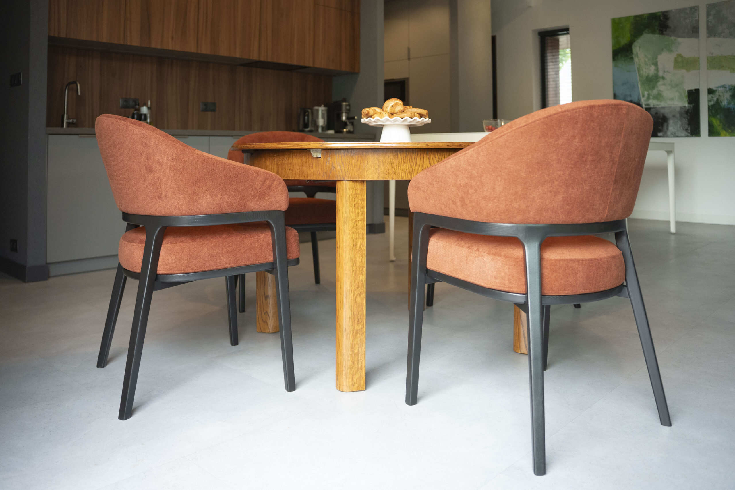 AMALFI Cream Textured Wave Dining Chair with Solid Walnut Frame (61 × 61 × 87 cm)