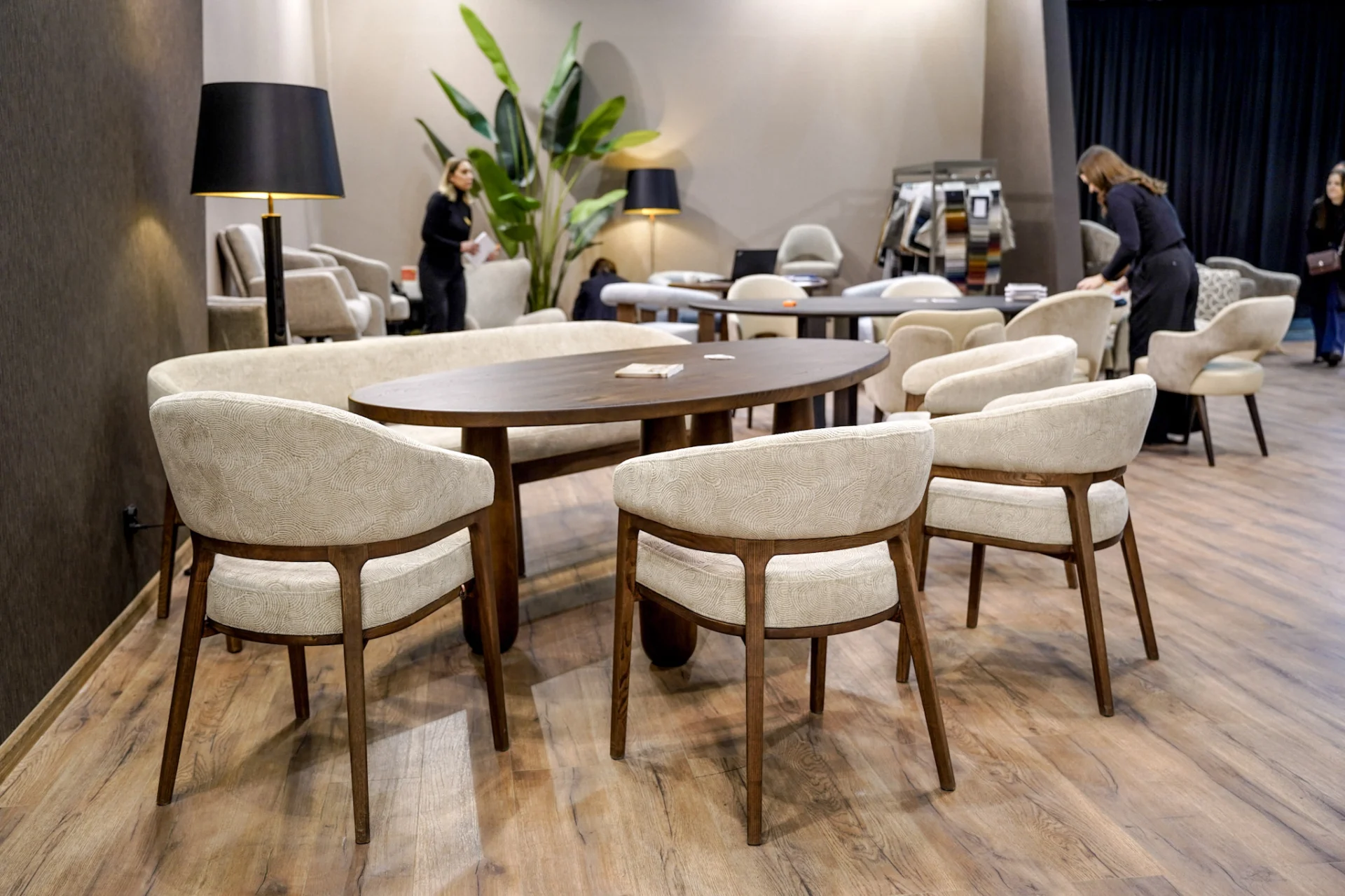 AMALFI Cream Textured Wave Dining Chair with Solid Walnut Frame (61 × 61 × 87 cm)