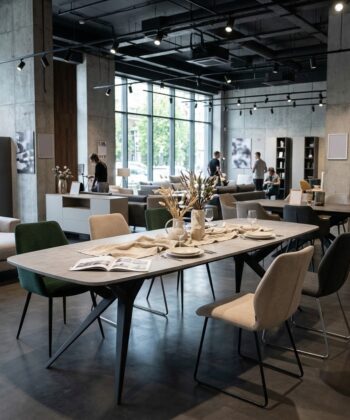 TRENTINO Industrial Extending Dining Table in Oak Laminate with Spider Base (160-236 × 90 × 76 cm)