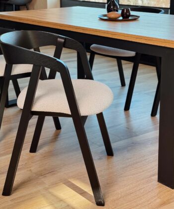 Noir Oak Upholstered Dining Chair – Beige Chenille Seat with Armrests (56 × 58 × 81 cm)