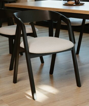 Noir Oak Upholstered Dining Chair – Beige Chenille Seat with Armrests (56 × 58 × 81 cm)