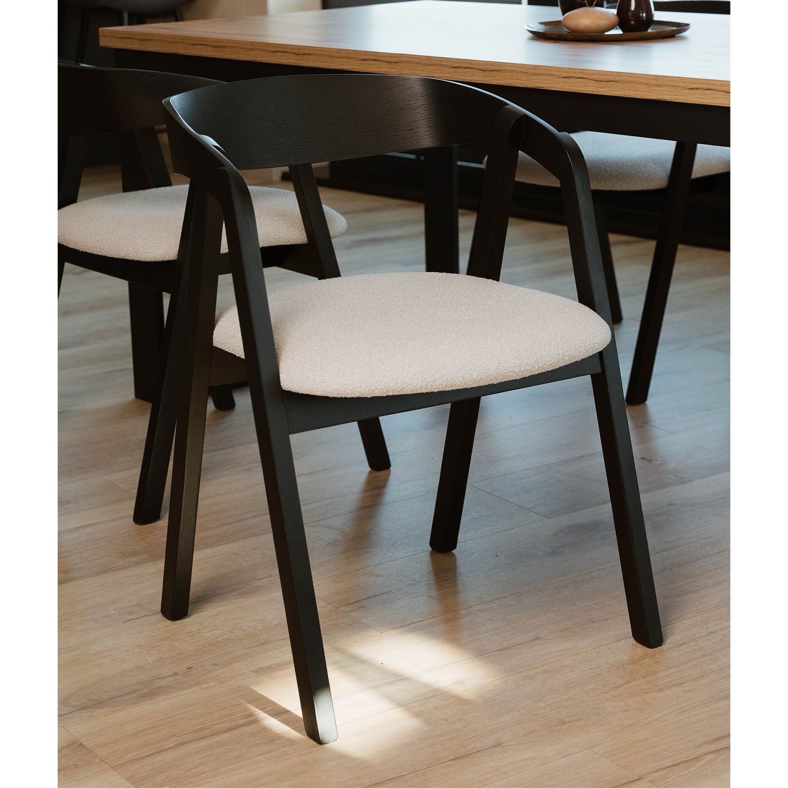 Noir Oak Upholstered Dining Chair – Beige Chenille Seat with Armrests (56 × 58 × 81 cm)