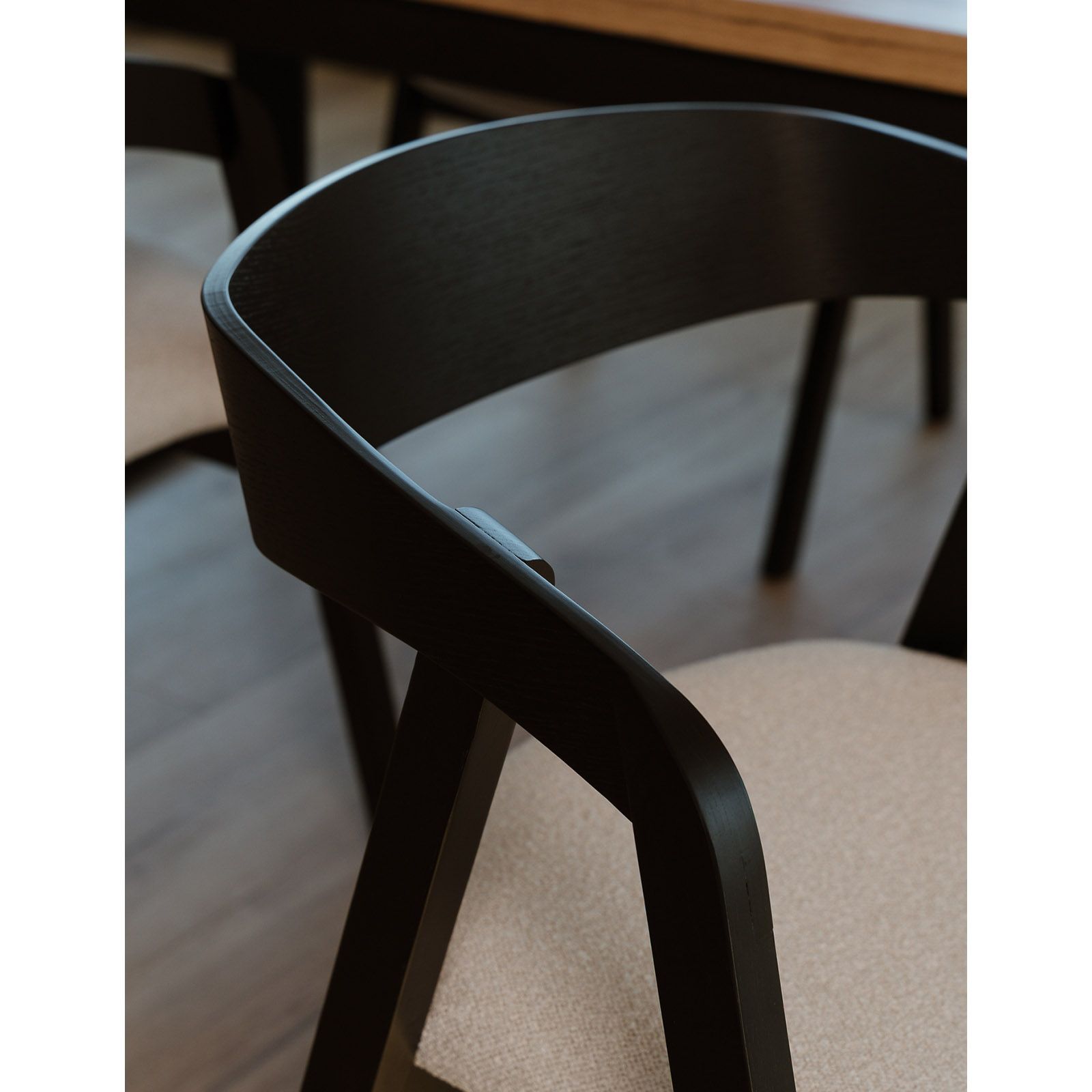 Noir Oak Upholstered Dining Chair – Beige Chenille Seat with Armrests (56 × 58 × 81 cm)