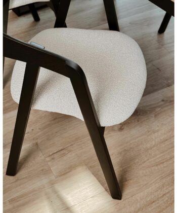Noir Oak Upholstered Dining Chair – Beige Chenille Seat with Armrests (56 × 58 × 81 cm)