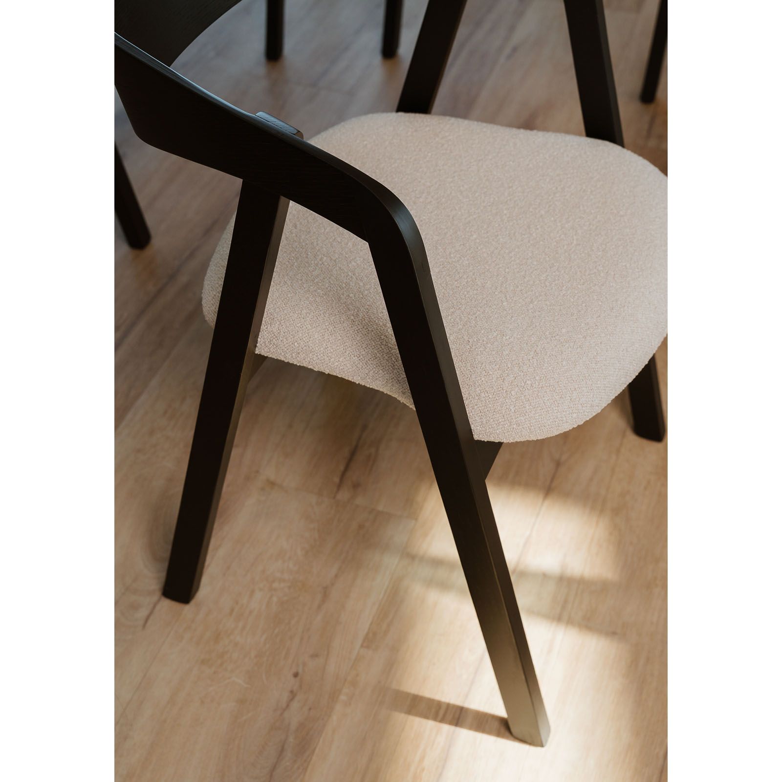 Noir Oak Upholstered Dining Chair – Beige Chenille Seat with Armrests (56 × 58 × 81 cm)