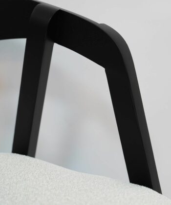 Noir Oak Upholstered Dining Chair – Beige Chenille Seat with Armrests (56 × 58 × 81 cm)