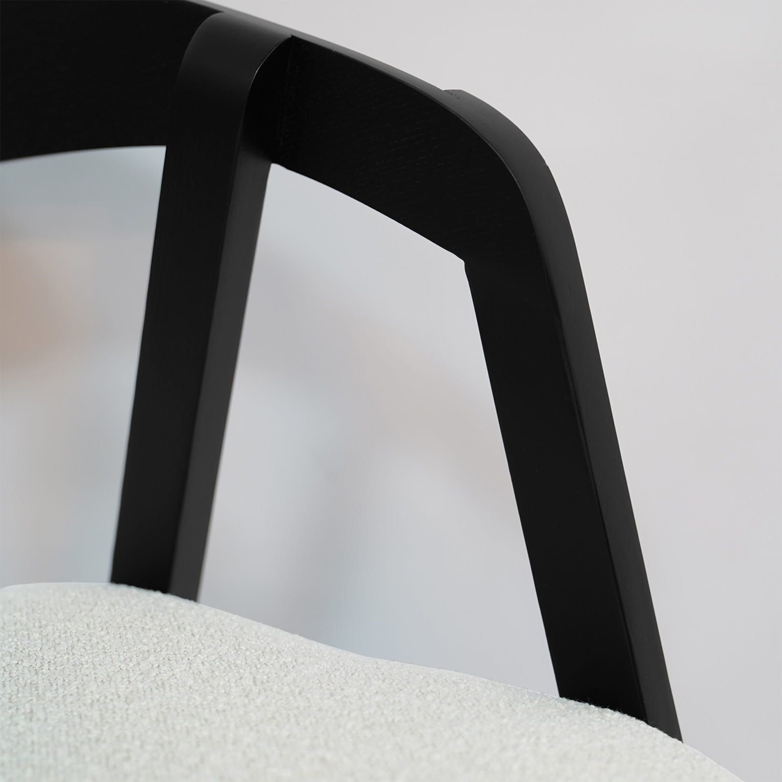 Noir Oak Upholstered Dining Chair – Beige Chenille Seat with Armrests (56 × 58 × 81 cm)