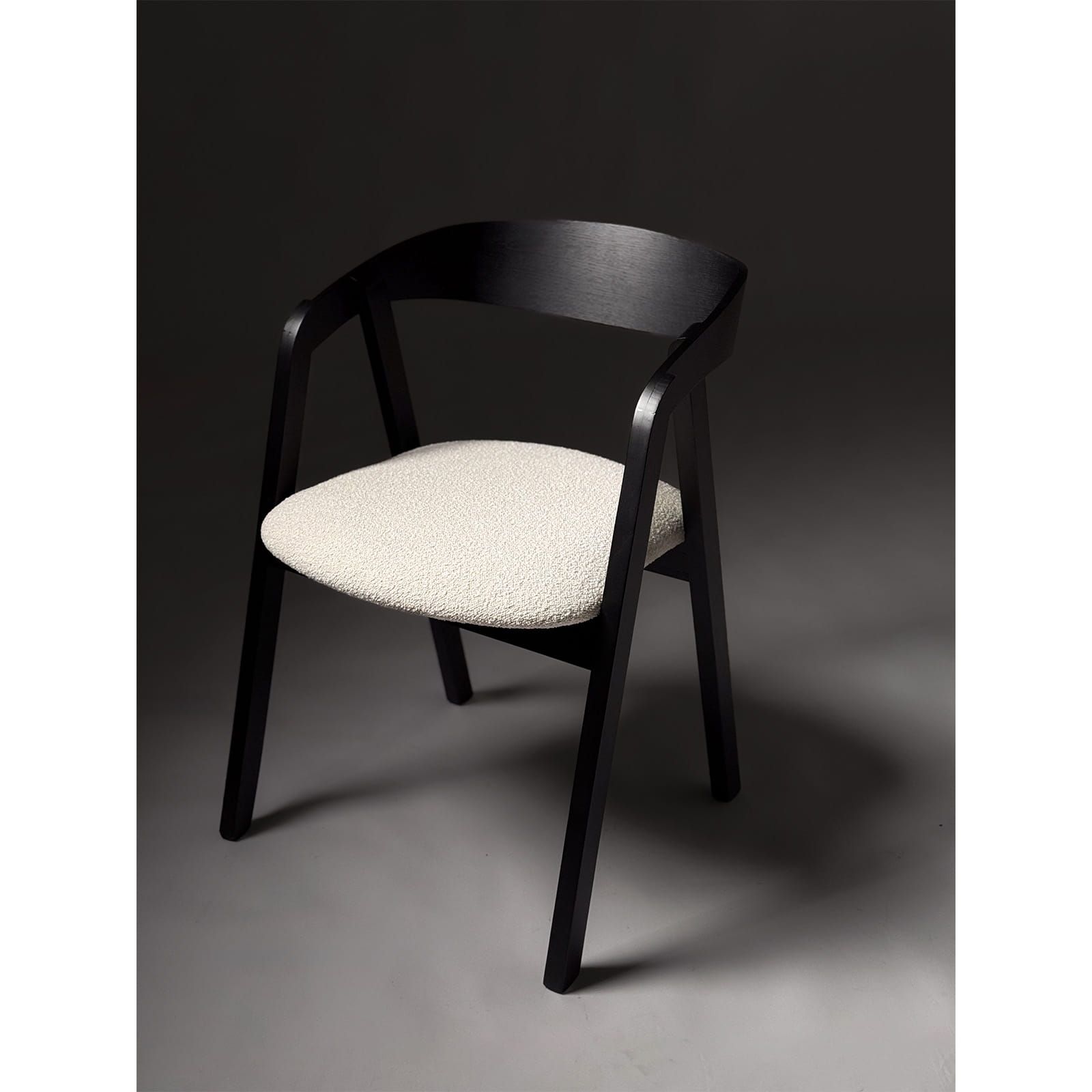 Noir Oak Upholstered Dining Chair – Beige Chenille Seat with Armrests (56 × 58 × 81 cm)