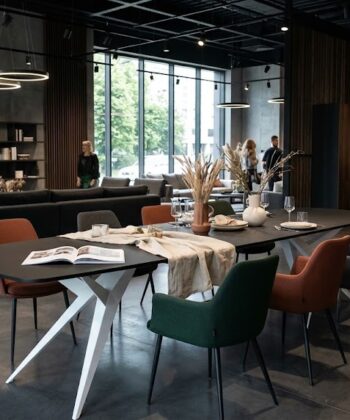 TRENTINO Industrial Extending Dining Table in Oak Laminate with Spider Base (160-236 × 90 × 76 cm)